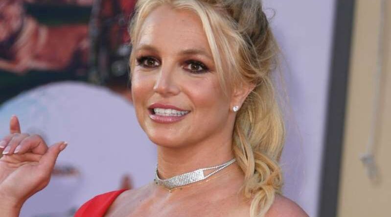 Britney Spears sorprende con una foto que la muestra al natural, sin maquillaje Britney Spears ha sido objeto de polémica últimamente, debido al juicio que se lleva a cabo para liberar su tutelaje, pero ella ha sorprendido con su más reciente publicación en Instagram, que da un avance de lo que será su look de ahora en adelante. Luciendo al natural y casi sin maquillaje, la cantante escribió el siguiente mensaje junto a una de sus recientes imágenes: “¿Quién lo hubiera pensado?!?! Después de todo este tiempo en mi vida simplemente estoy aprendiendo ahora que sin maquillaje es el camino a seguir….Quiero decir…. un poco de maquillaje es divertido, pero después de pasar tanto tiempo en sillas de maquillaje y peinado para verte perfecta …. Creo que un look natural es el camino a seguir …. te hace ver mucho más joven y mejor !!!! Pssss SÍ …. Sé que estoy usando mascara aquí !!!! En enero de 2019, Britney Spears canceló súbitamente sus shows de residencia en Las Vegas, haciendo una pausa indefinida. Sin embargo, sus publicaciones en Instagram -donde cuenta con más de 25 millones de seguidores- son constantes, y en éstas se muestra bailando y modelando ropa.