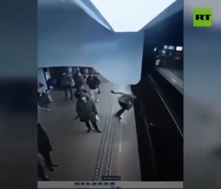 Mujer empujada frente al tren del metro que venía en Bruselas mientras el conductor por suerte consiguió detenerse justo a tiempo. El sospechoso fue detenido minutos después por la policía..
#guayaquilcaliente @devildaddy__👹
@GrypusBroker de #MediosDigitales 📱