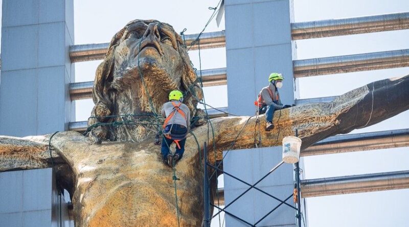 Cuidamos nuestras obras: Damos mantenimiento a las esculturas “Cristo del Consuelo” y “Guayas y Quil”